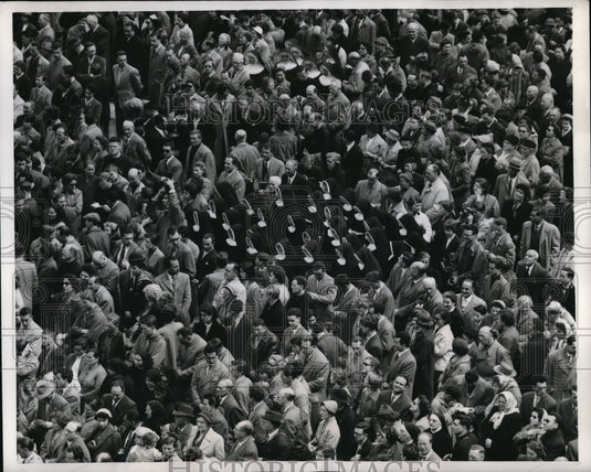 1957 Press Photo St Peter's Square in RomeItaly crowds for Easter Mass