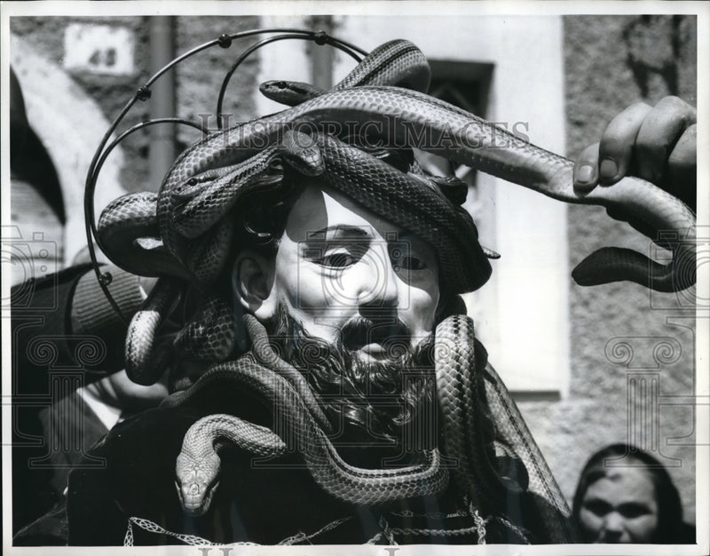 Load image into Gallery viewer, 1962 Press Photo Snake Festival St Dominick Statue in Cucullo Italy
