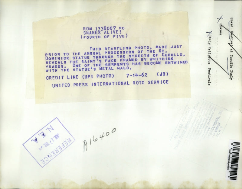 Load image into Gallery viewer, 1962 Press Photo Snake Festival St Dominick Statue in Cucullo Italy
