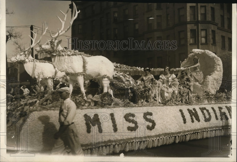 Load image into Gallery viewer, 1926 Press Photo Miss Indiana Pageant Winner Driving Elk Parade Float
