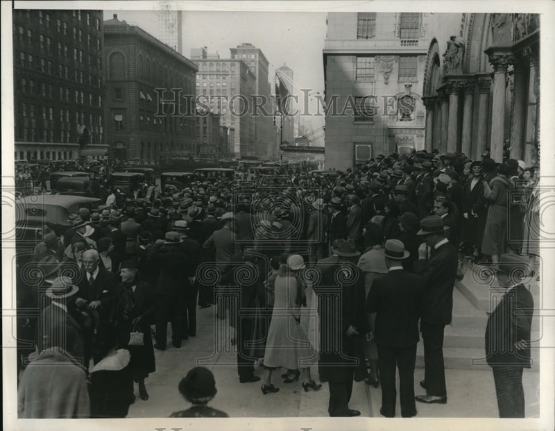 Load image into Gallery viewer, 1932 Press Photo Funeral Service Crowds Darwin P. Kingsley, St. Bartholomew's
