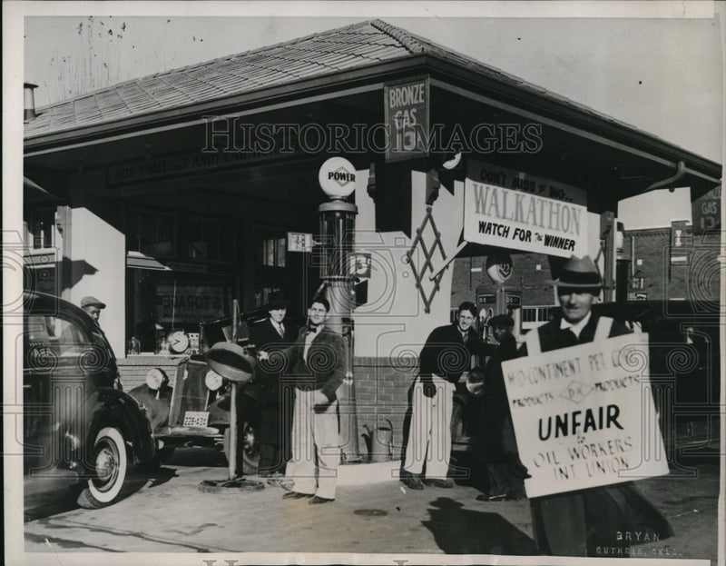 Load image into Gallery viewer, 1939 Press Photo Guthrie OklaFilling station picketed during Walkathon
