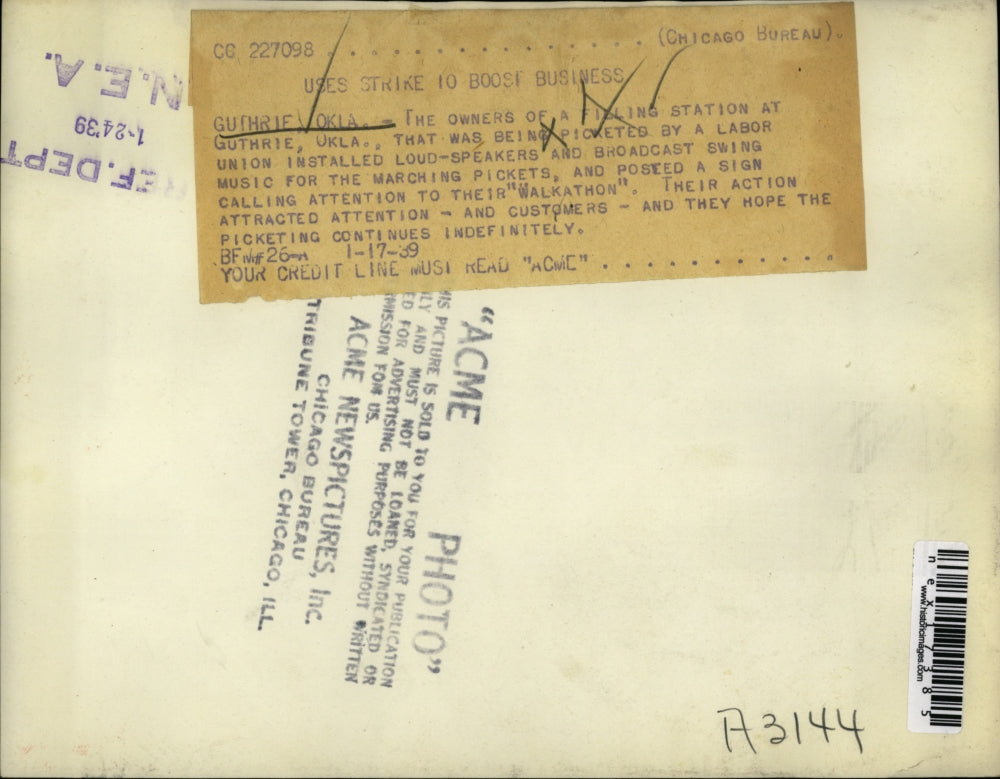 1939 Press Photo Guthrie OklaFilling station picketed during Walkathon