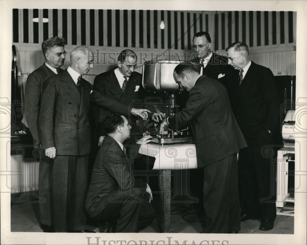1946 Press Photo Apex electrical Mfg Co & automatic washer