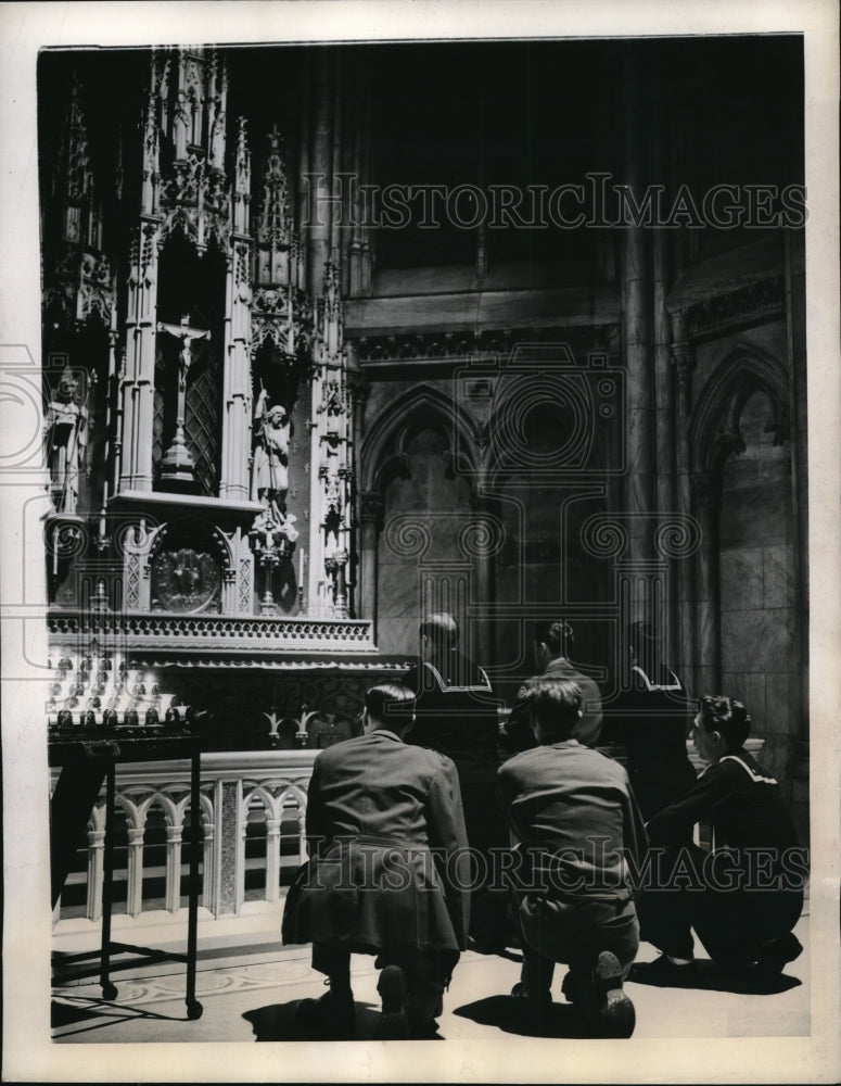 1945 Press Photo NYC soldiers &amp; sailors at St Patrick&#39;s Cathedral prayers- Historic Images