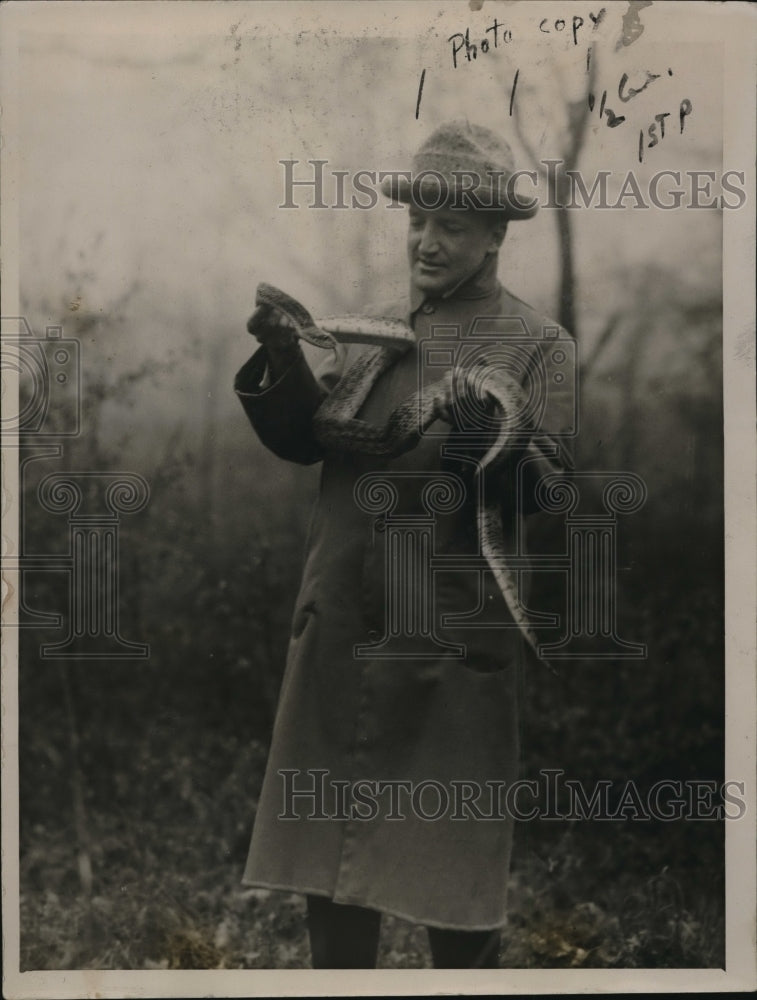 Load image into Gallery viewer, 1921 Press Photo RH Whitney of NY with a king snake he captured - nex17523
