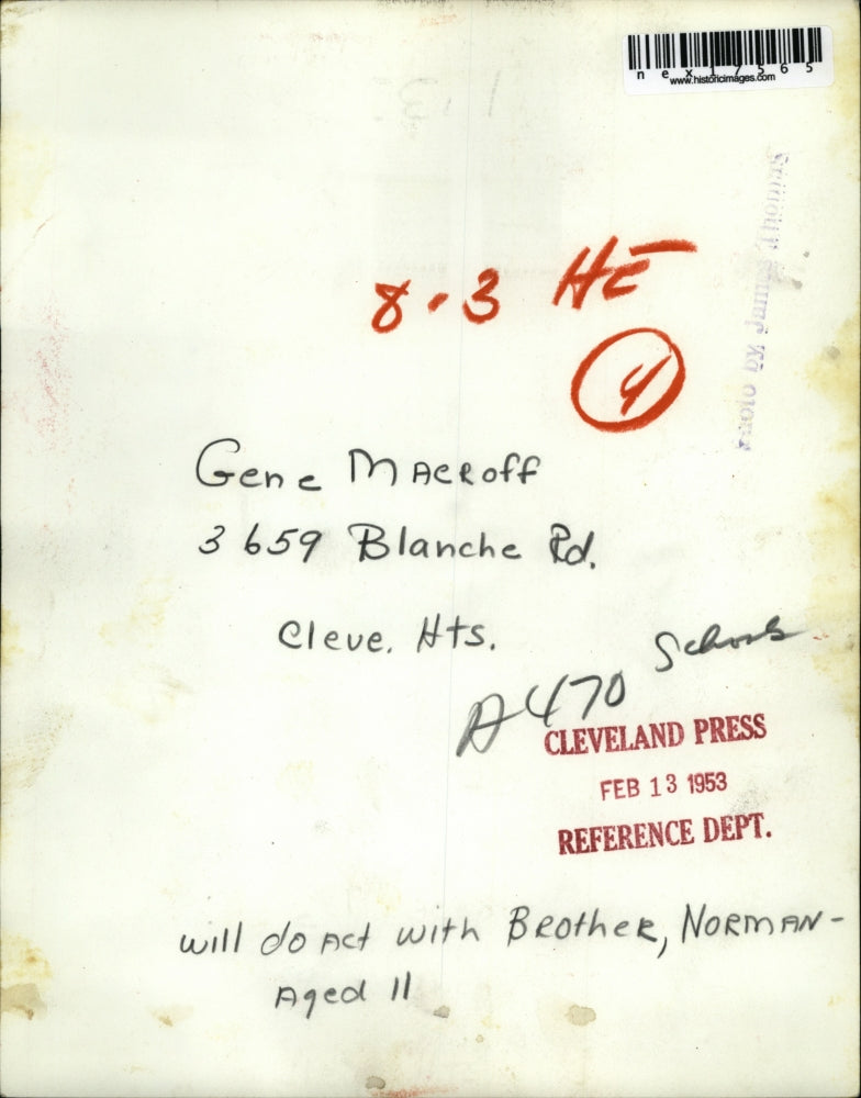 1953 Press Photo Gene Maceoff for basketball on unicycle act