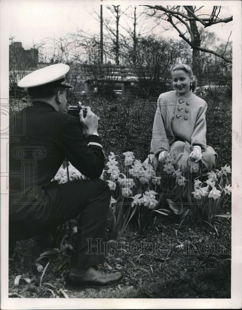 Load image into Gallery viewer, 1953 Press Photo Ensign Michael Phillips, Shirley Mikler in Cleveland Ohio

