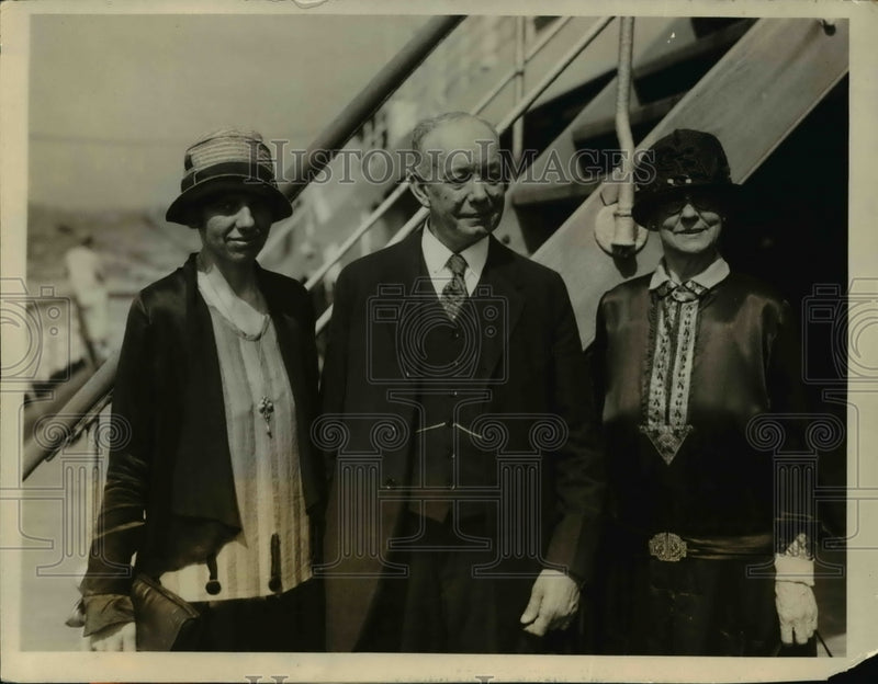 Load image into Gallery viewer, 1927 Press Photo NYC Cornelius Doremis &amp; wife &amp; daughter maybe Gov of NJ
