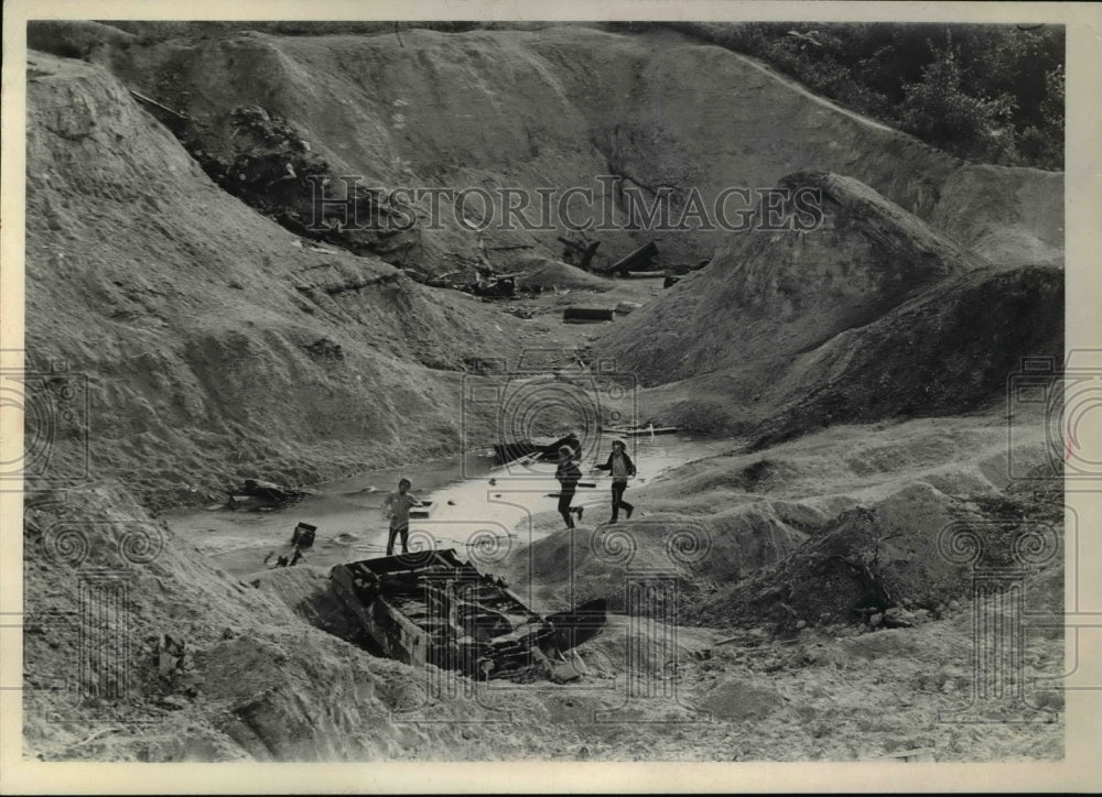 1972 Press Photo Lime quarry at end of Brevier Ave in Cleveland ar wreck