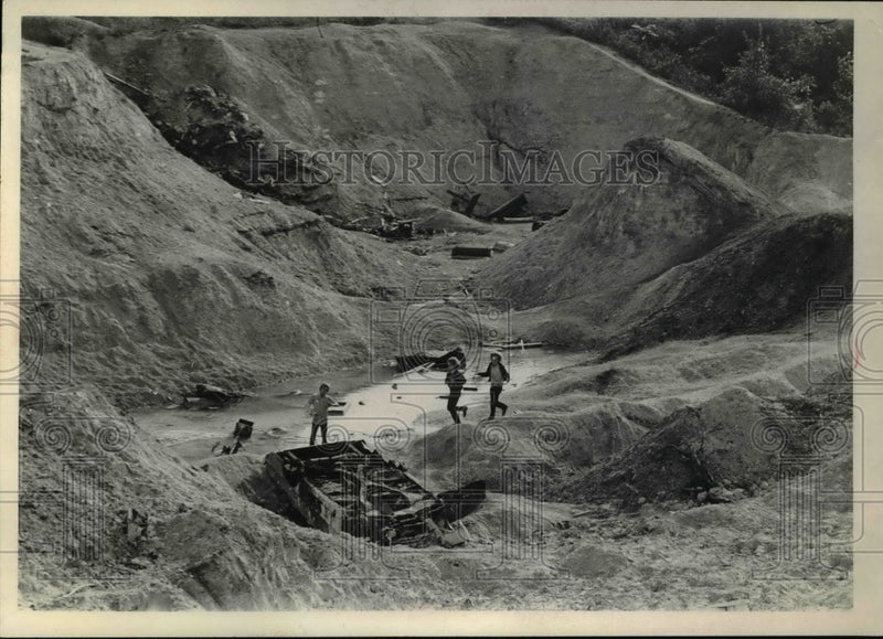 Load image into Gallery viewer, 1972 Press Photo Lime quarry at end of Brevier Ave in Cleveland ar wreck
