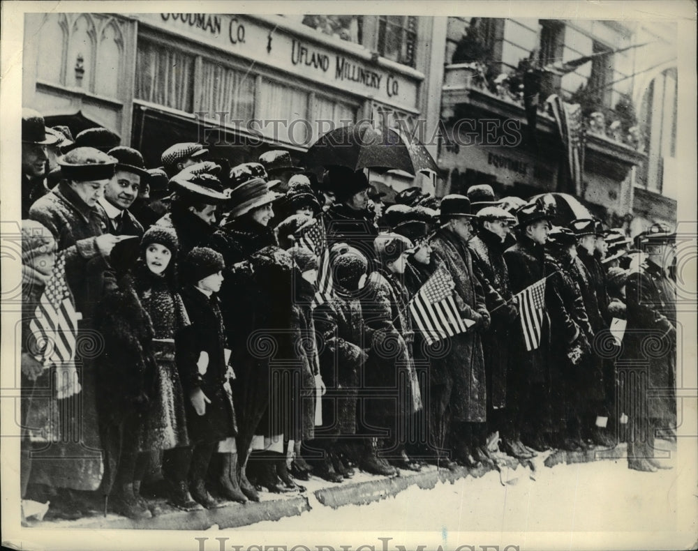 1937 Press Photo Mothers, Wives & Children of World War II Soldiers Watch Parade