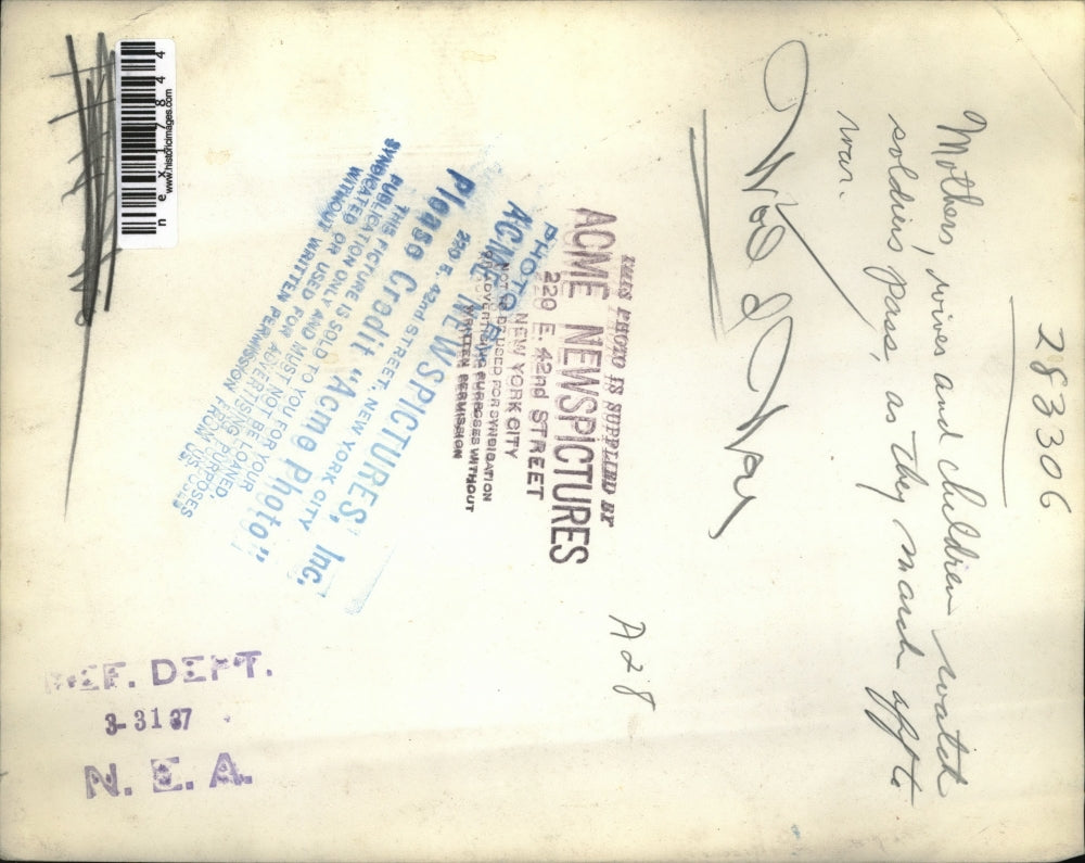 1937 Press Photo Mothers, Wives & Children of World War II Soldiers Watch Parade