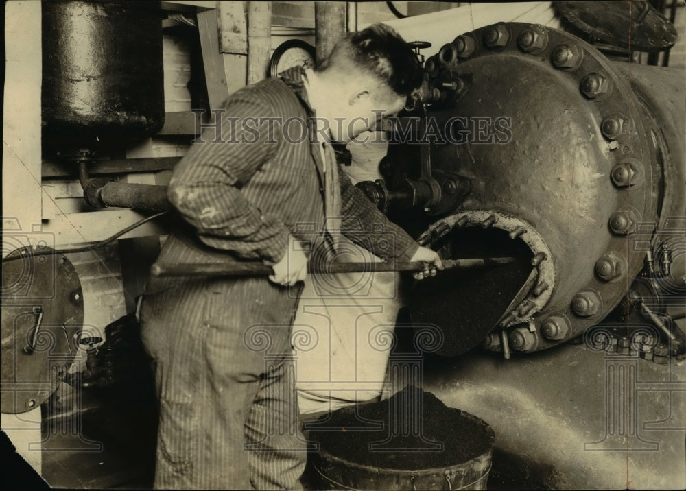 1924 Press Photo Worker Pulls Hydrolized Sawdust from Factory Retort