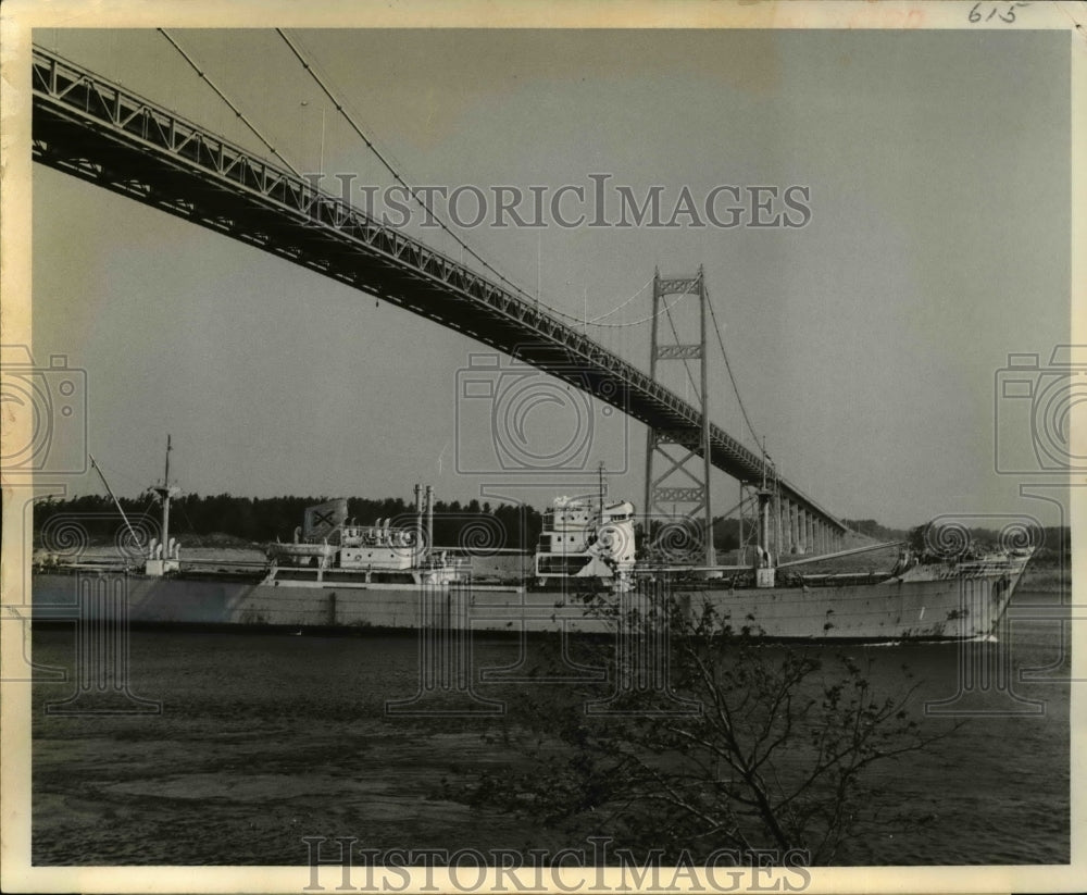 1959 Press Photo Freighter Ship Head Downstream Under Massena-Cornwall Bridge