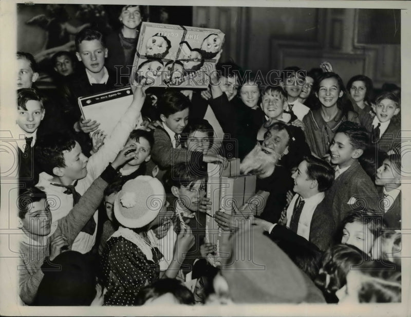 Load image into Gallery viewer, 1935 Press Photo Singer Jimmie Durante Dressed as Santa Claus Visits Children
