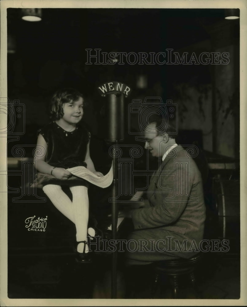 1932 Press Photo Dorothy J Munz age 4 announcer on WERNR & Dr G Ronfort