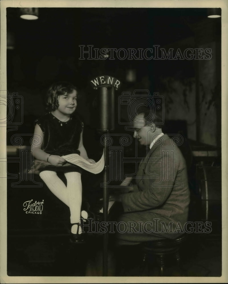 Load image into Gallery viewer, 1932 Press Photo Dorothy J Munz age 4 announcer on WERNR &amp; Dr G Ronfort
