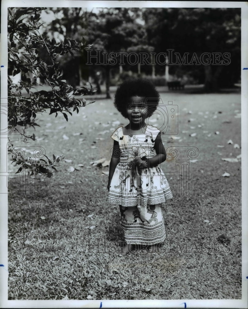 Load image into Gallery viewer, 1969 Press Photo Elizabeth a Fiji girl in festive dress
