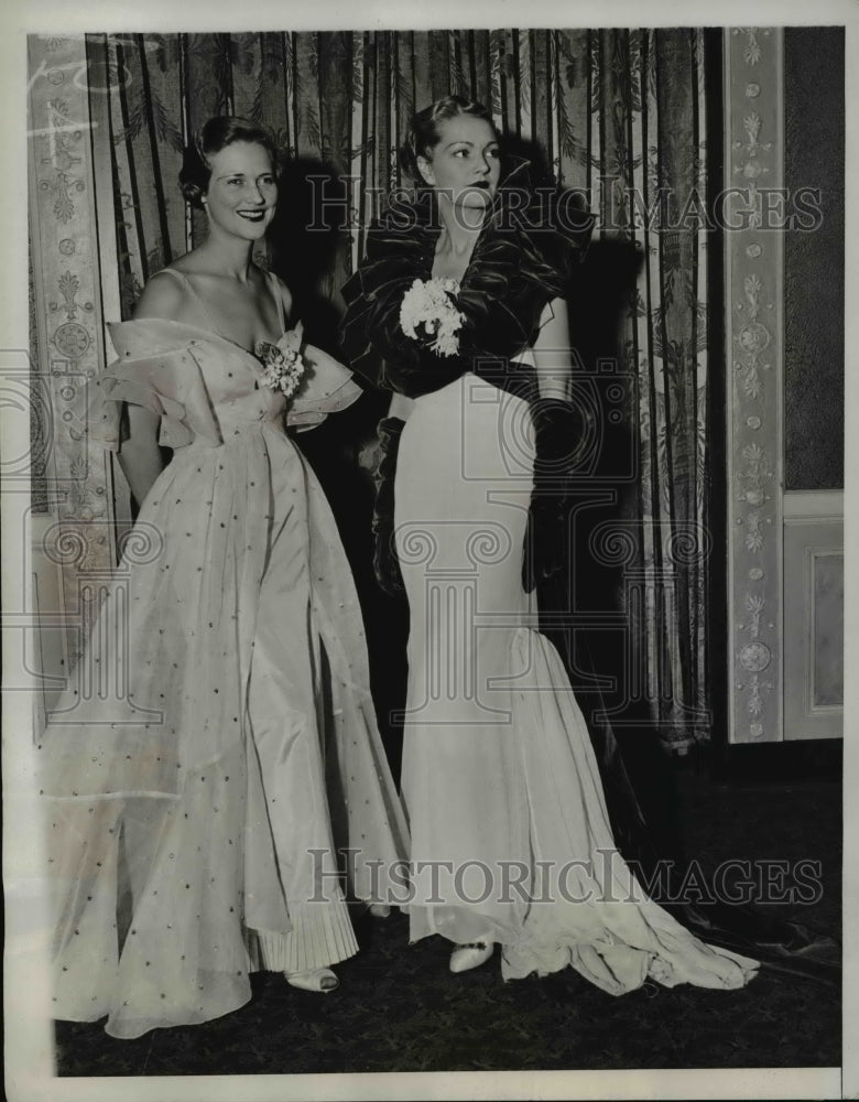 Load image into Gallery viewer, 1933 Press Photo Janet Hutchinson, Claire Coulter at NYC Gala in evening gowns
