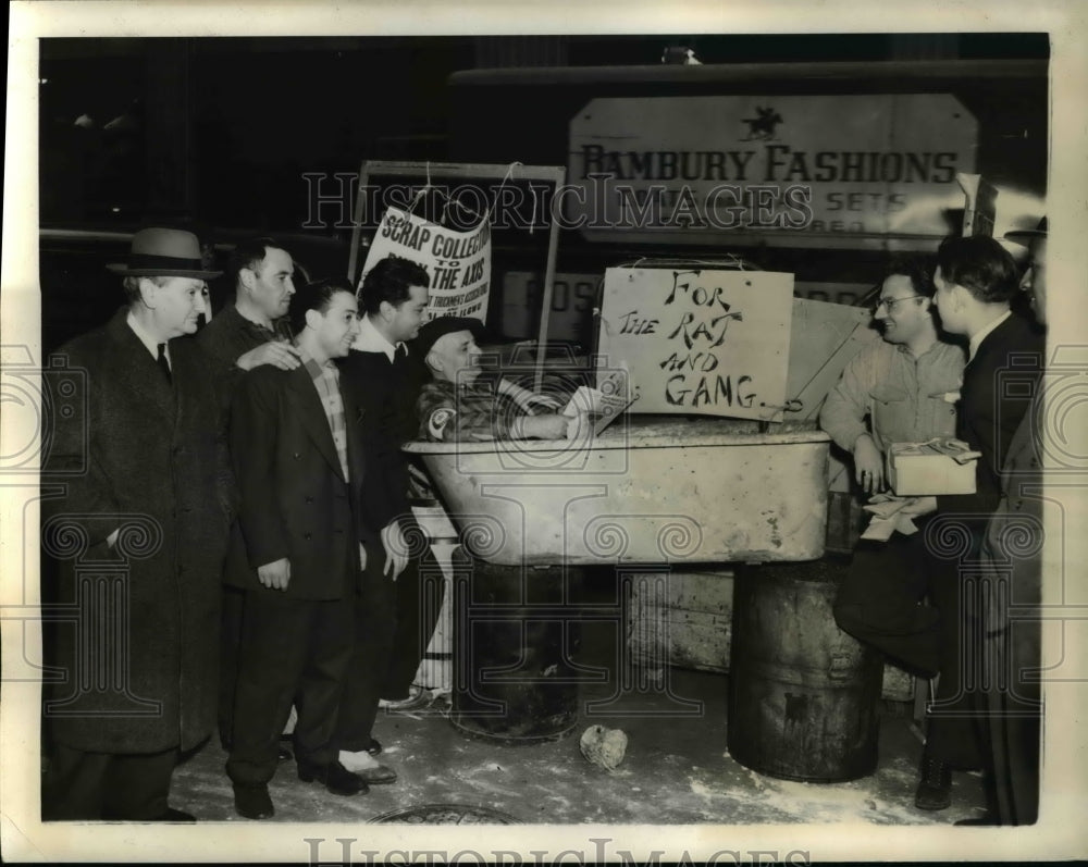 1942 Press Photo NYC M Kaplan in bathtub at metal collection drive