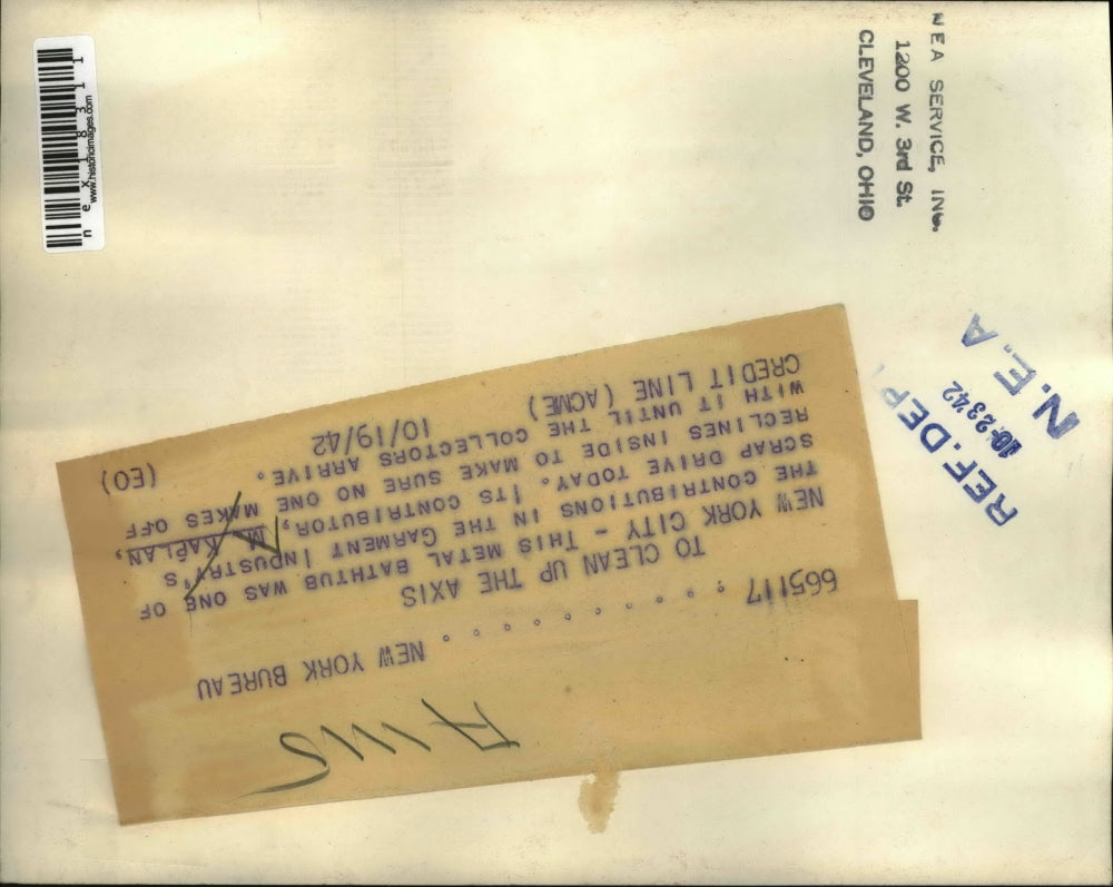 1942 Press Photo NYC M Kaplan in bathtub at metal collection drive