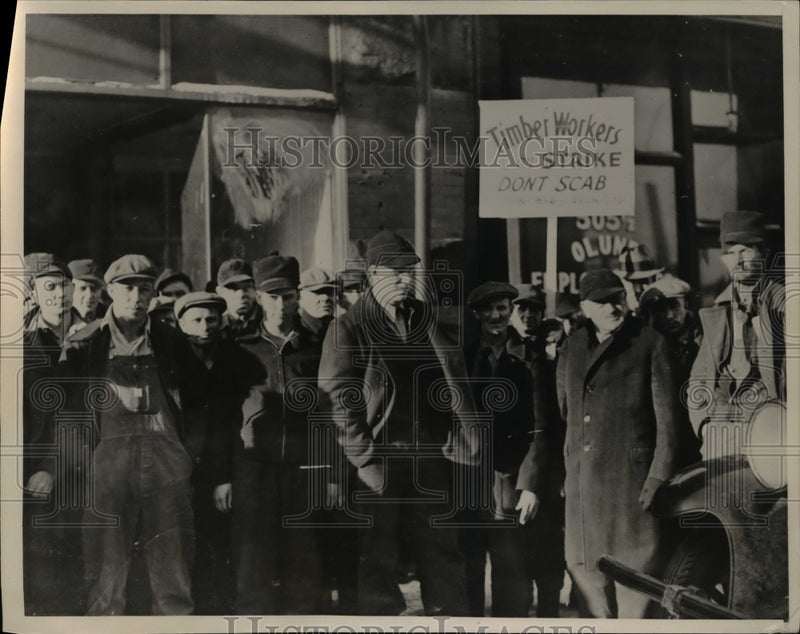 Load image into Gallery viewer, 1937 Press Photo Stiking lumberjacks in Northern MN at Duluth

