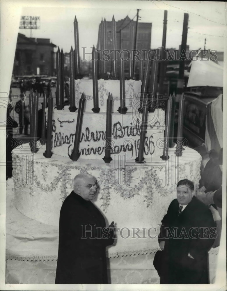 Load image into Gallery viewer, 1936 Press Photo Mayor LaGuardia of NYC &amp; EJH Kracre &amp; birthday cake for bridge
