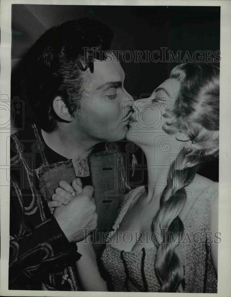 1963 Press Photo singers Evelyn Lear and Thomas Stewart do Orff's Die Kluge