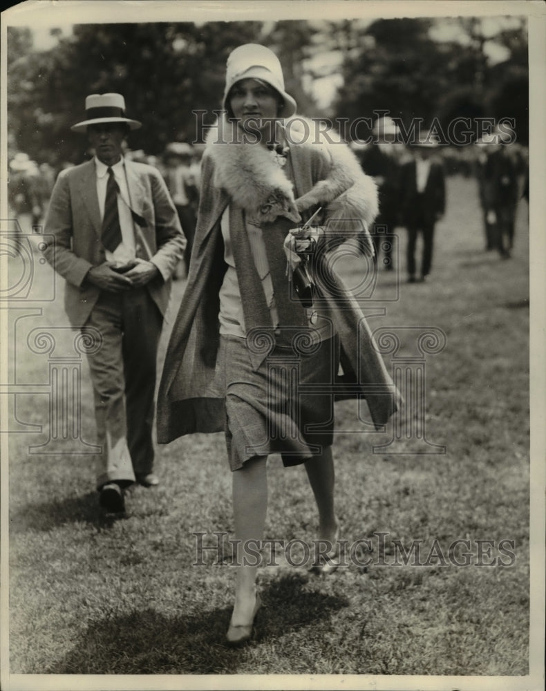 Load image into Gallery viewer, 1929 Press Photo Miss Paula Murray at Belmont track in NY
