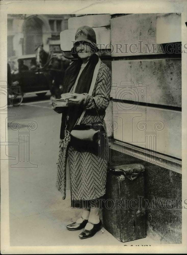 1931 Press Photo Mary Duckham sells matches in London England now an heiress
