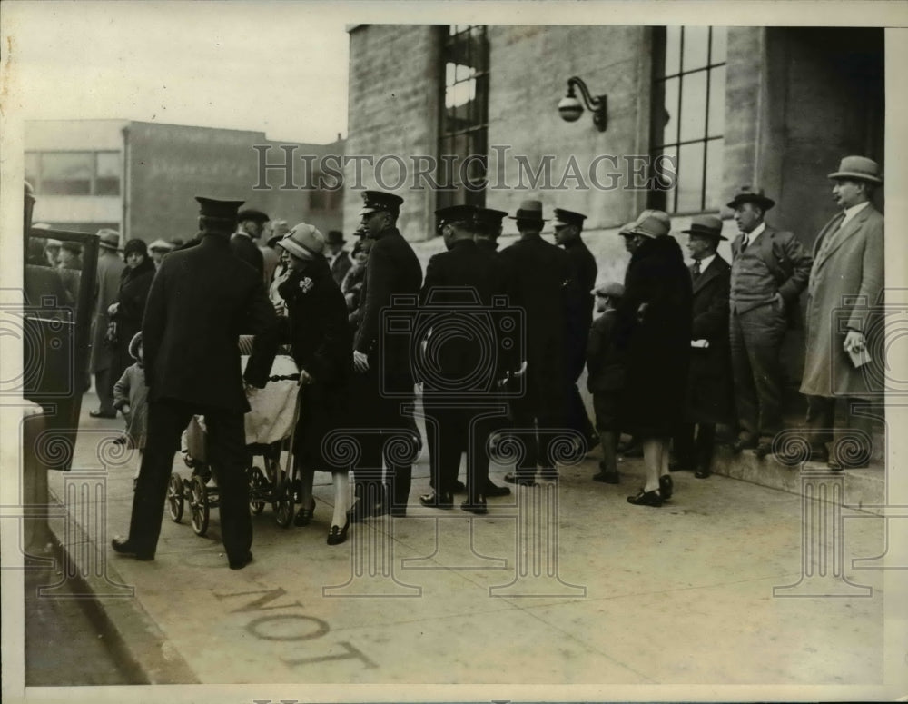 1927 Press Photo Police Use Huddle System to Control Crowds Outside Court House