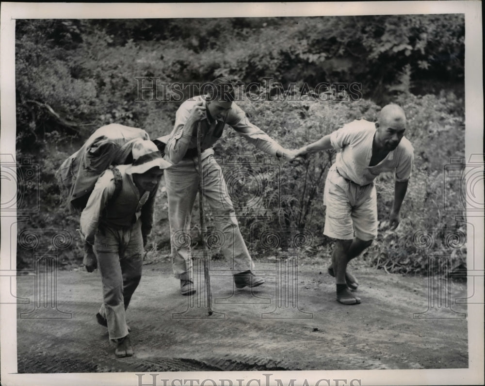 1947 Press Photo Yotaro Kazama, Cpl. Harold Crasfield Climb Mount Fuji, Japan