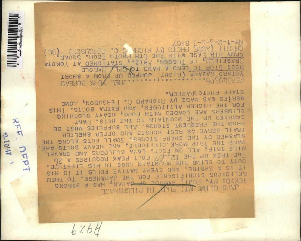 1947 Press Photo Yotaro Kazama, Cpl. Harold Crasfield Climb Mount Fuji, Japan