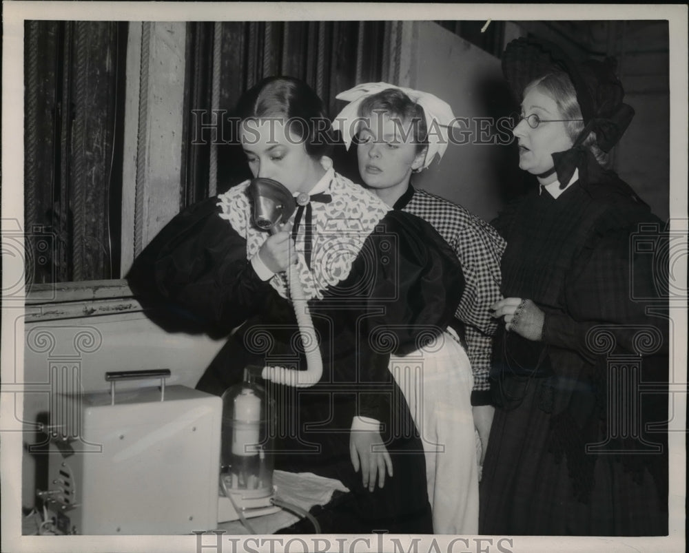 1953 Press Photo French Actress Janine Moreau & Inhaling System Against Colds