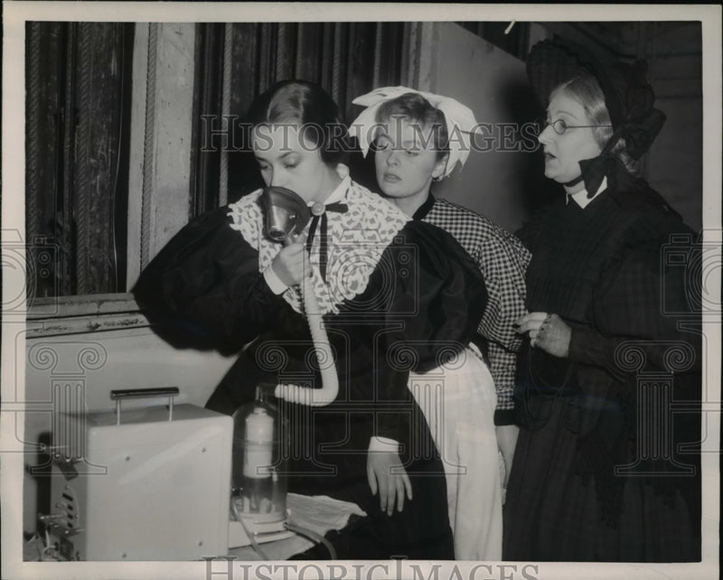 Load image into Gallery viewer, 1953 Press Photo French Actress Janine Moreau &amp; Inhaling System Against Colds
