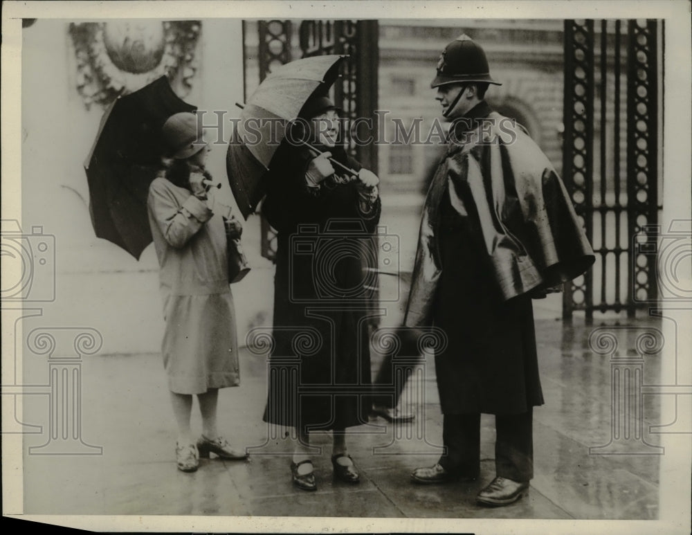 1928 Press Photo Londoners Gather In Front of Buckingham Palace On King's Health