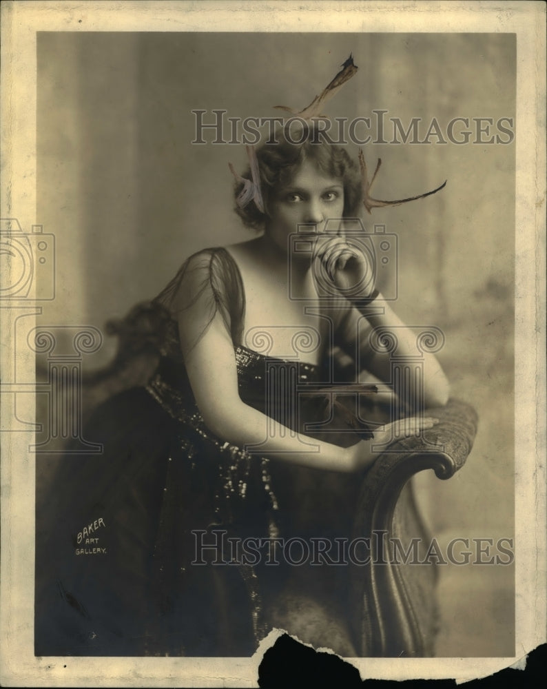 1913 Press Photo Fenne Rogers Resting On A Couch