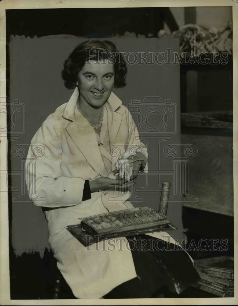 1932 Press Photo Miss Katherine G Watson &amp; mice with colds at a lab