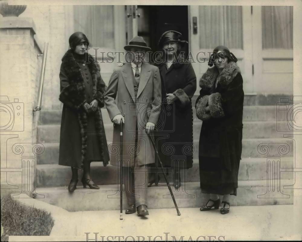 1925 Press Photo Noted Jockey Earle Sande returns Jamaica home with his family- Historic Images