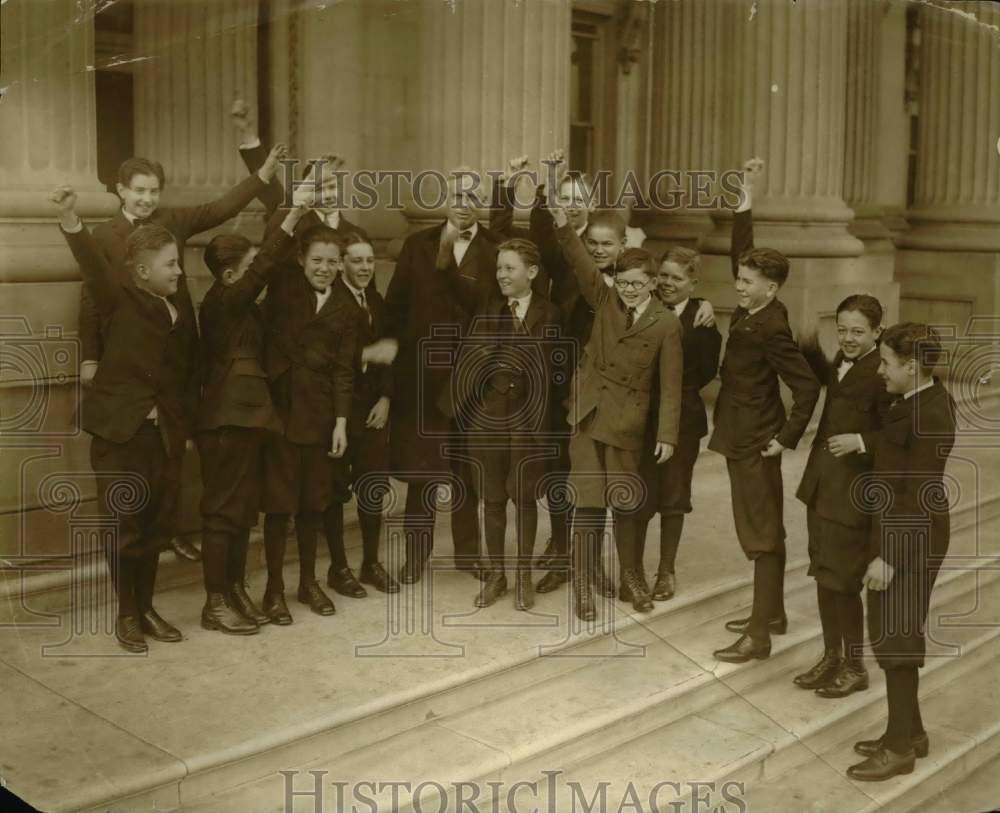 1925 Press Photo Senator JB Kendrick of Wyoming poses with Senate pages