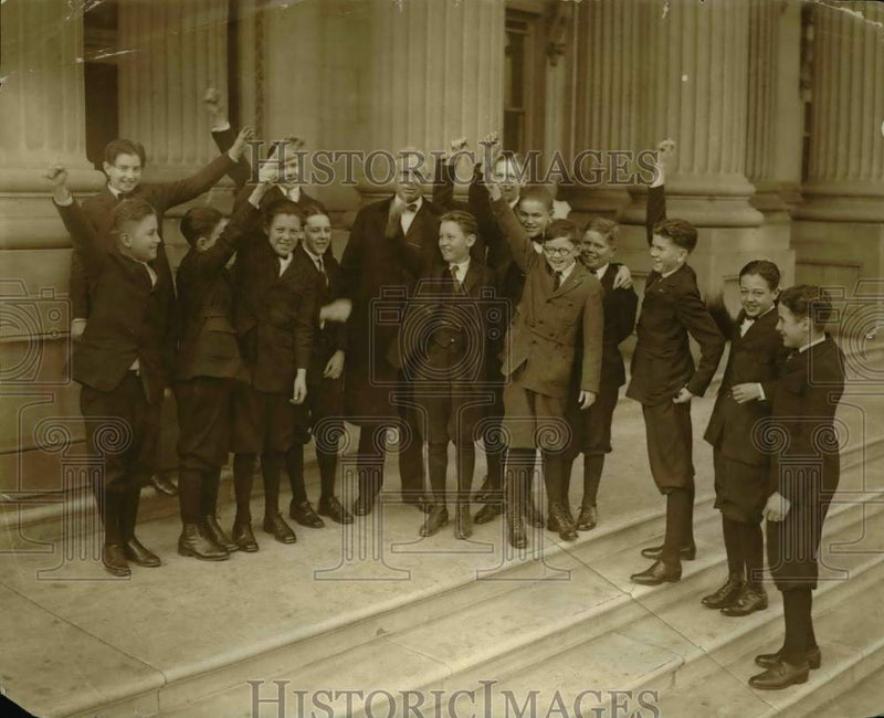Load image into Gallery viewer, 1925 Press Photo Senator JB Kendrick of Wyoming poses with Senate pages
