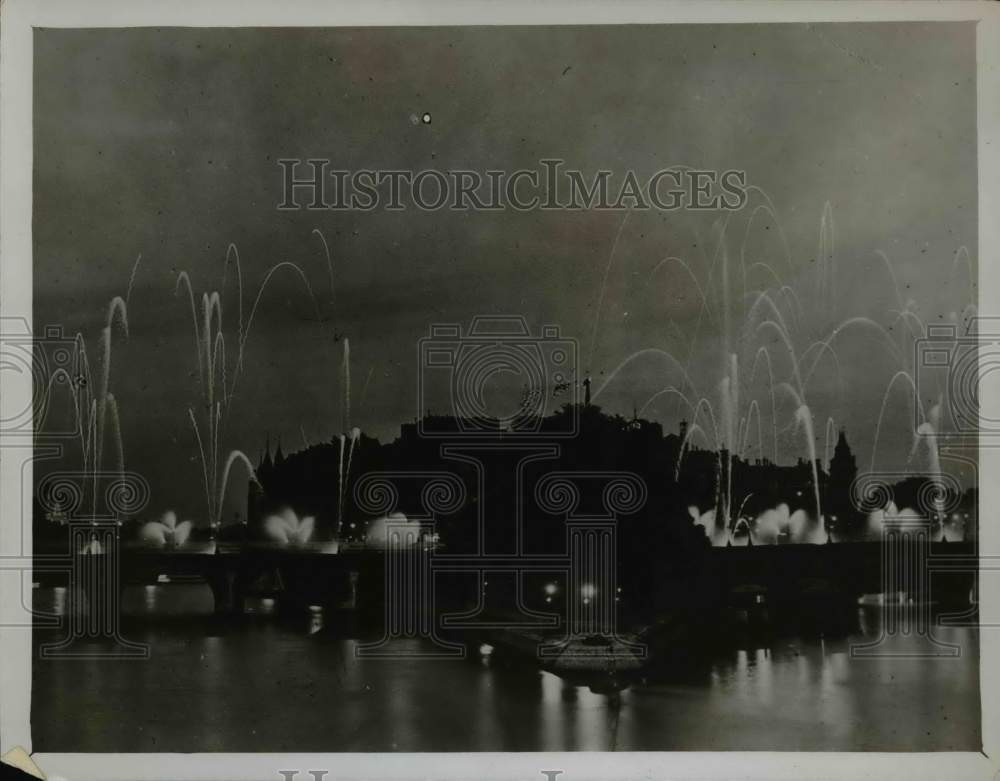 1930 Press Photo Fireworks display on the Seine in Paris - nex19630