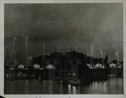 1930 Press Photo Fireworks display on the Seine in Paris - nex19630