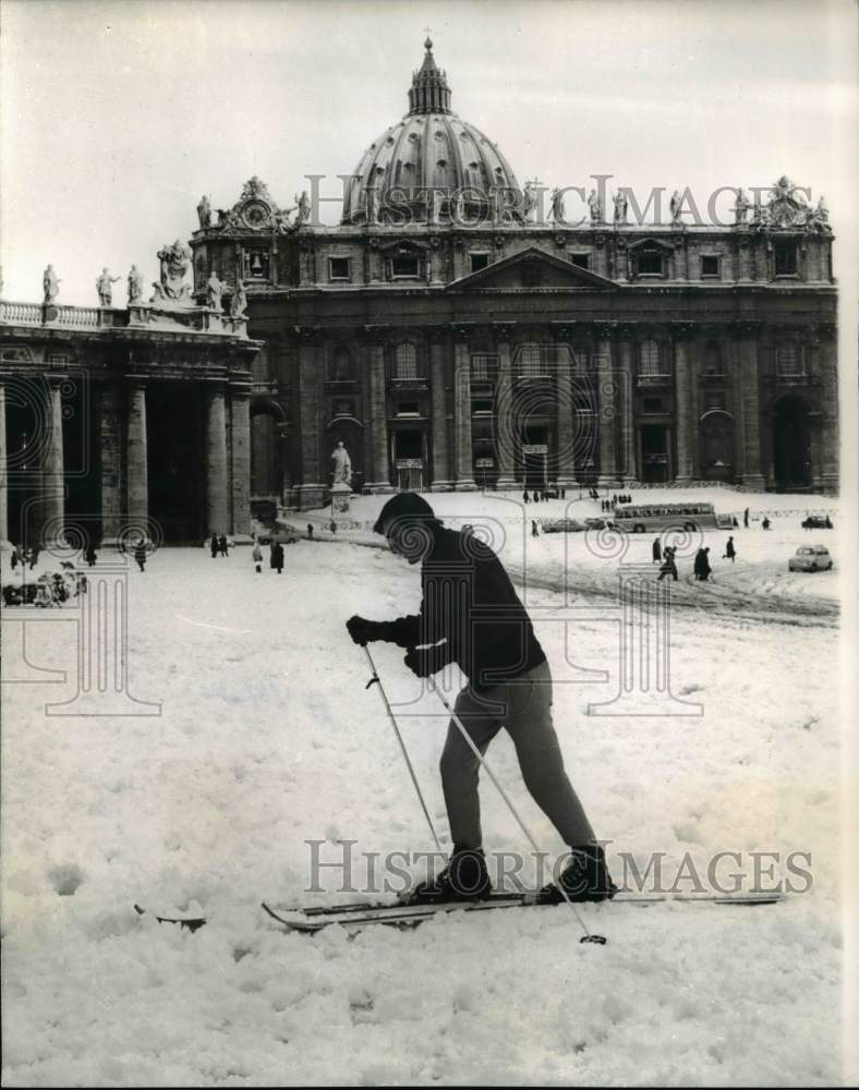 1965 Press Photo Ski enthusiast in front of St. Peter&#39;s Basilica - nex19699- Historic Images