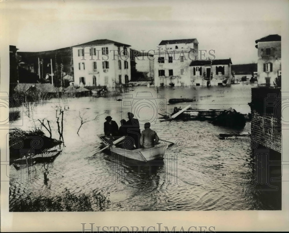 1937 Press Photo Residents in Boats After River Tiber Flooding in Rome, Italy