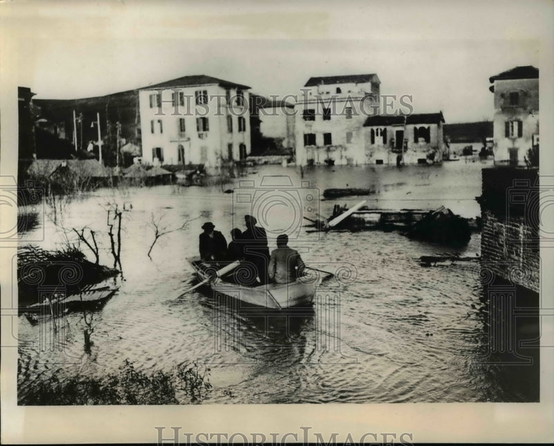 Load image into Gallery viewer, 1937 Press Photo Residents in Boats After River Tiber Flooding in Rome, Italy
