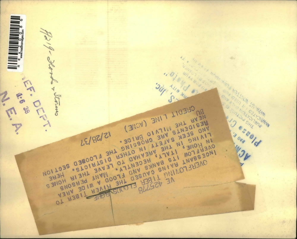 1937 Press Photo Residents in Boats After River Tiber Flooding in Rome, Italy