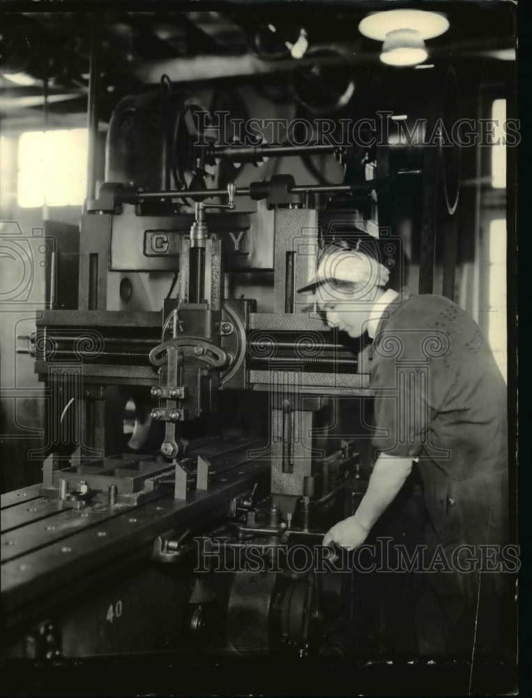 1943 Press Photo US Trades or vocational school worker & machine