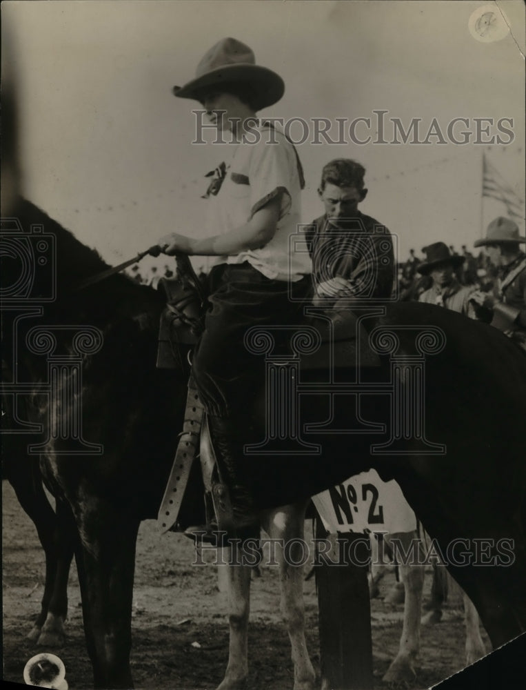 Load image into Gallery viewer, 1923 Press Photo Inez Clampett of Dallas Texas as a cowbiy
